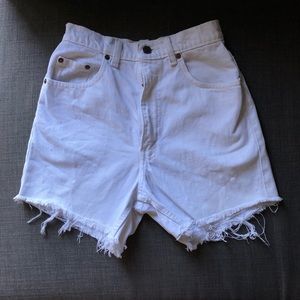 White Levi’s shorts